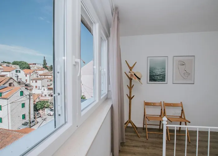 Eva's Apartment Split